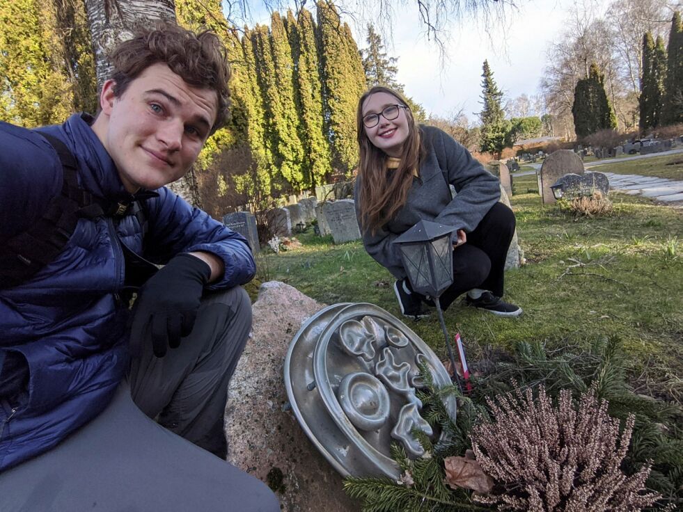 Nora Aaserud Berge og Oliver Rapp var nylig innom den samiske kunstneren John Savios grav, der de hadde en fin og givende stund i fred og ro. Foto: Oliver Rapp
