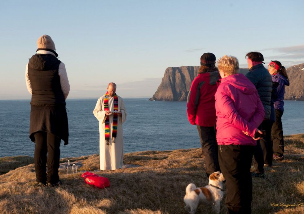 Illustrasjonsfoto fra utegudstjeneste på Knivsjelodden i Nordkapp kommune for noen år siden.
 Foto:  Erik Lingjærde (Arkiv)