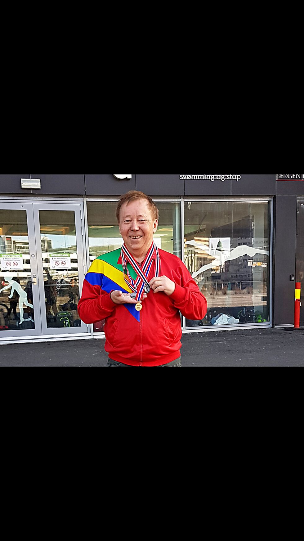 Klemet Turi viser fornøyd frem medaljene han vant i Bergen.
 Foto: Privat