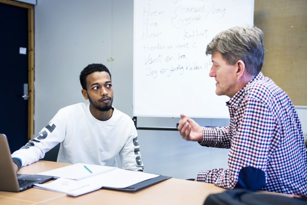 Ibsa Abdulqadir og Ulf Harald Alstad øver på å forme ord til setinger i et eget klasserom.
 Foto: Frøydis Falch Urbye
