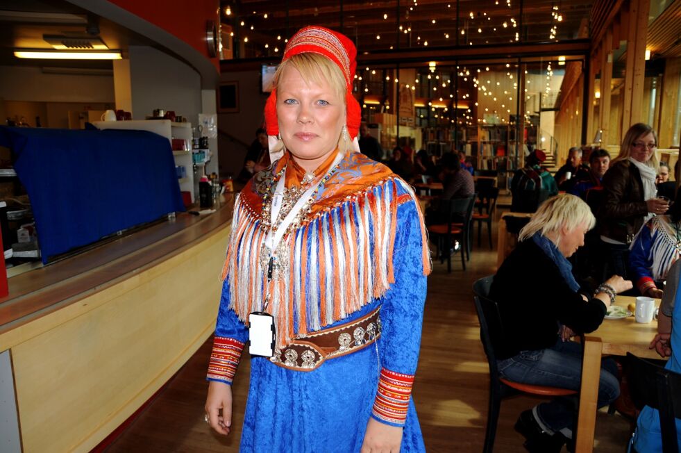 Laila Susanne Vars går ut av Sametinget.
 Foto: Arkiv