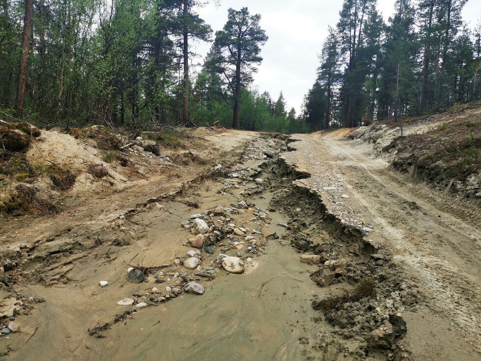 Veien i Gorvá i Karasjokdalen er ødelagt av vårvann.
 Foto: June Helén Grønnvoll Bjørnback