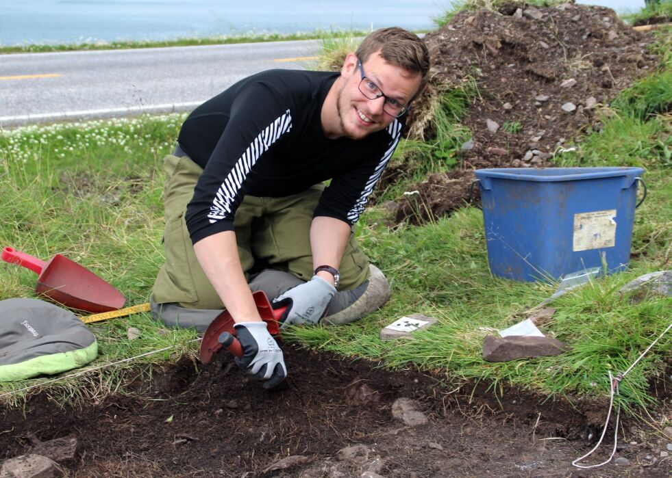 Erik Kjellman går møysommelig til verks under utgarvingen av tuften.
 Foto: Torbjørn Ittelin