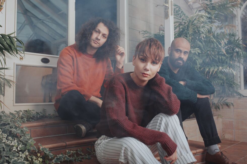 Daniel Eriksen, Ella Marie Hætta Isaksen og Aleksander Kostopoulos er Isák. Bandet platedebuterer til applaus fra hovedstadspressen.
 Foto: Foto: Jørgen Nordby