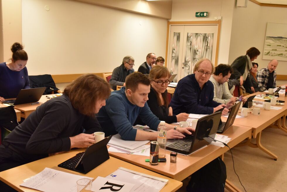 TLP-leder Åge Persen, Hans Magnus Thunestvedt, Sølvi Johansen og Helge Olaussen legger siste hånd på verket i sitt nye budsjettforslag der de kommer Høyre og FrP i møte.
 Foto: Bjørn Arne Johansen