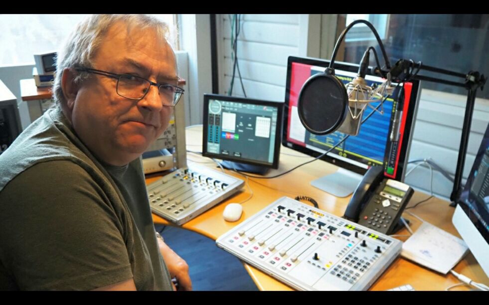 Lokaldemokratiets vokter i Kautokeino, redaktør Nils Martin Kristensen i lokalradioen GLR, tar det som en selvfølge at kommunestyremøtene skal være tilgjengelig for folk. Og han reagerer på e-post-behandling i budsjettsak, der 10 millioner kroner skal flyttes på. – Det er brudd på alle demokratiske spilleregler! Foto: Glr.no