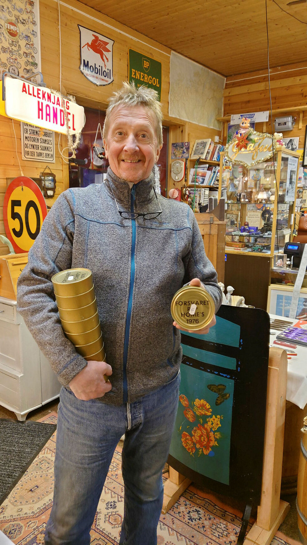 Per Ragnvald Dahl rister litt på hodet over responsen på 47 år gamle bokser med RSP, og skjønner ikke hvorfor folk vil betale i dyre dommer for gammel hermetikk, sjøl om den er fullt spiselig.
Foto: Trond Magne Henriksen