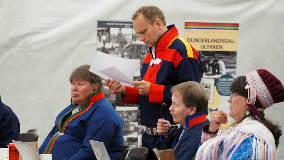 Mattias Jåma, Leif Anders Somby, Tom Lifjell og Berit Marie Eira under NRL-landsmøtet der vedtaket ble gjort
 Foto: Irmelin Klemetzen