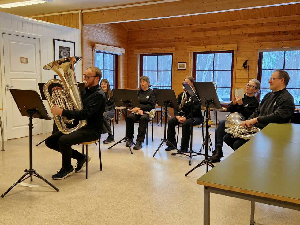 Dirigent Lars Dreierstad spiller tubasolo.
 Foto: Hill Haga