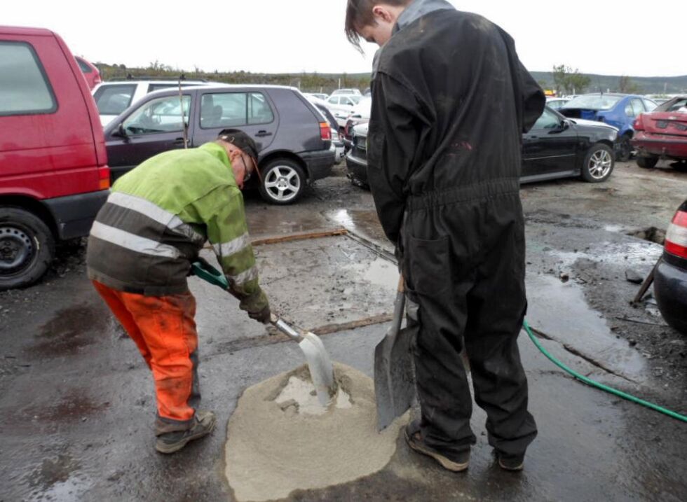 Bildet er tatt under oppretting av avvikene utført av Varanger Bil Demontering AS. I alt ni forhold ble avdekket under ett tilsyn foretatt på firmaets bilopphuggeri i Varangerbotn 20. mai 2015
 Foto: Privat