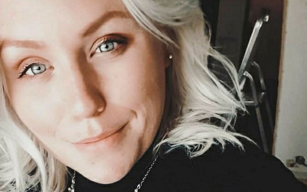 – Jeg har prøvd i ett år å få kom­mu­nen til å skifte lys­pæ­re, sier Char­lot­te Eira. Foto: Pri­vat.