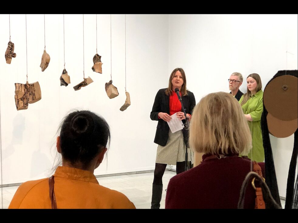 Direktør i Norwegian Crafts’ Hege Henriksen gratulerte alle kunstnerne og Kunstnerforbundet.
 Foto: Hannah Persen