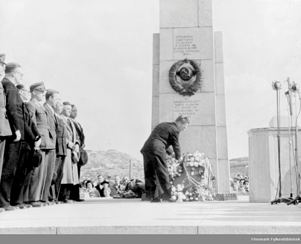 Bildet er fra avdukinga i 1952 der daværende fiskeriminister Peder Holt legger ned krans på vegne av den norske stat.
 Foto: Finnmark fylkesbibliotek