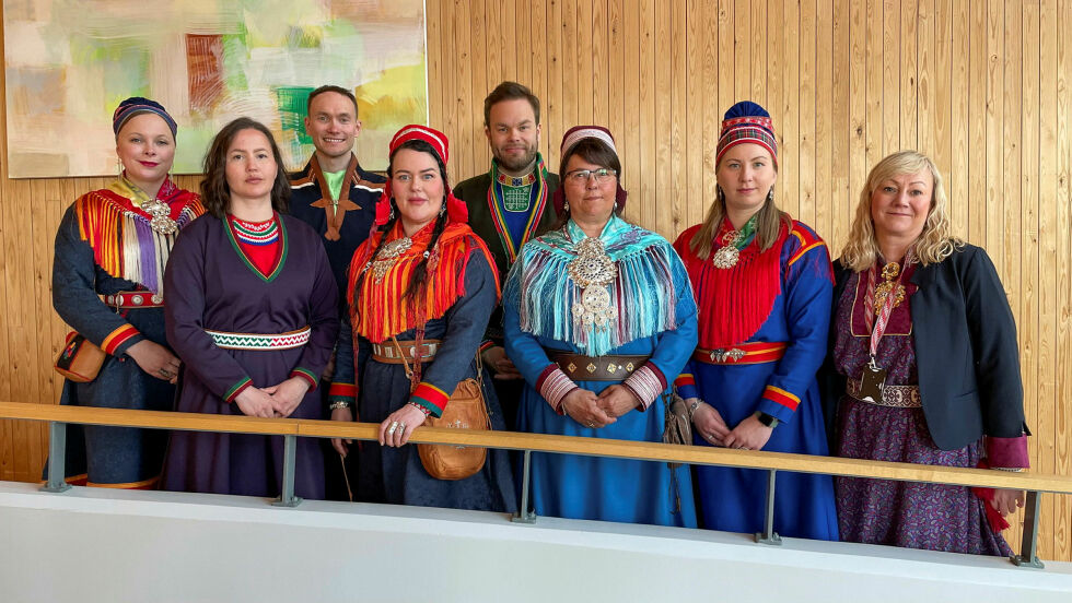 Sametingsrådet og politiske rådgivere: Sandra Márjá West, Maja Kristine Jåma, Runar Myrnes Balto, Silje Karine Muotka, Mikkel Eskil Mikkelsen, Berit Marie P. E. Eira, Anne Henriette Nilut og Anne Toril Eriksen Balto.
 Foto: Máret Inger A. Anti/Sámediggi