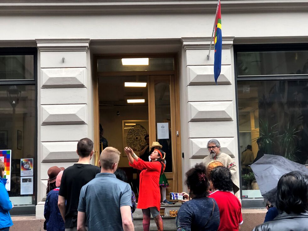 Margot Palomino åpnet kvelden med en kort seremoni utenfor Samisk hus i Oslo.
 Foto: Hannah Persen