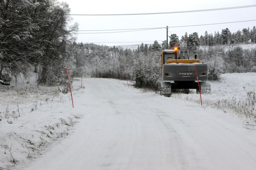 Evy Marie og Asbjørn Guttorm på Ájonjárga begeistres ikke over at kommunen parkerer maskiner på deres jorder.
 Foto: Stein Torger Svala