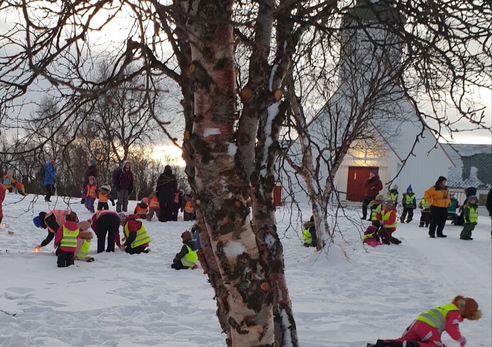 Den ungdommelige menigheten boltrer seg i kirkebakken.
 Foto: Asfrid Karlsen