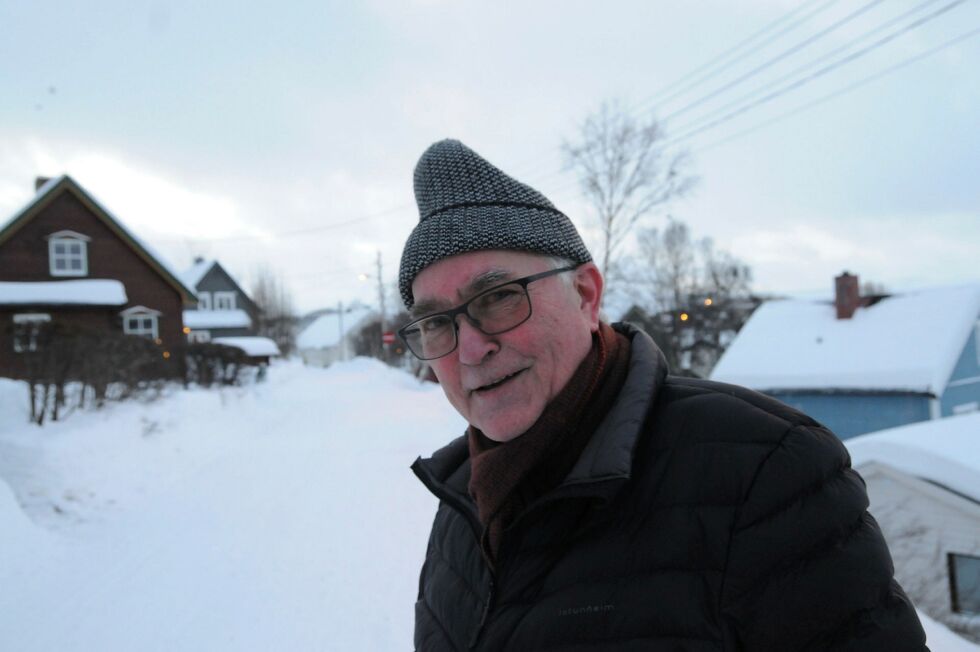 Nils Edvard Olsen og Kirkenes pensjonistforening ber nå om at det må bli sommertid hele året for å få mer lys på ettermiddagen.
 Foto: Hallgeir Henriksen