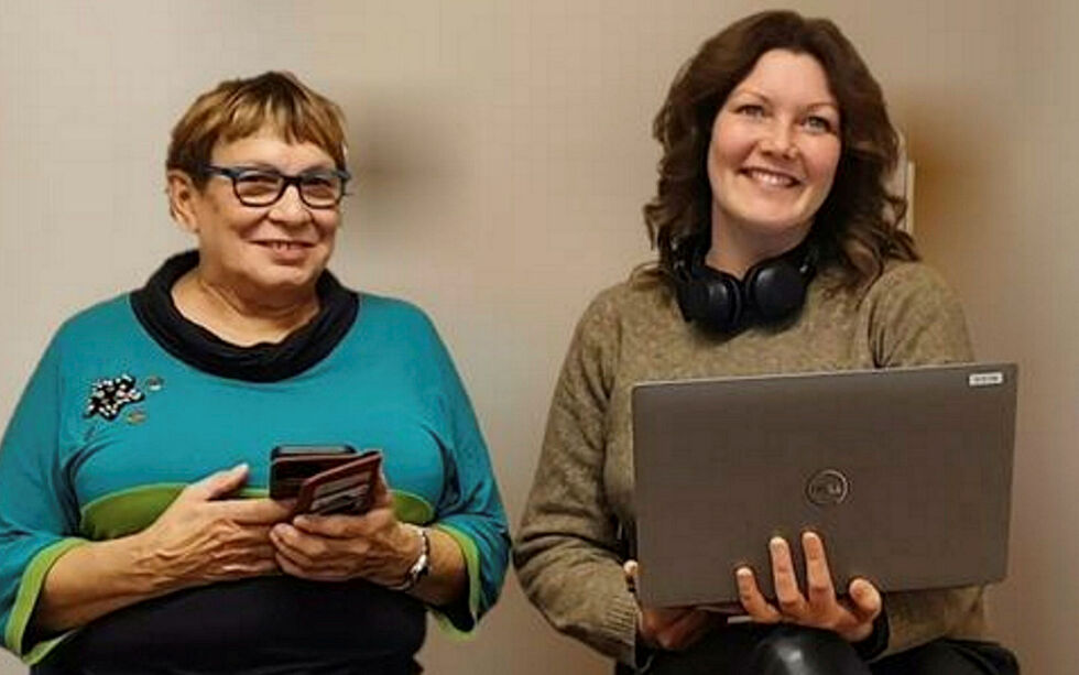 Eldrerådsleder Bjørg Hedvig Pedersen (til venstre) og formannskapssekretær Kristine Sunde Fauske.
 Foto: Ánne Májjen Buljo