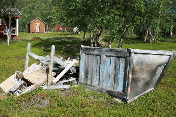 Søppel i forlatt leir