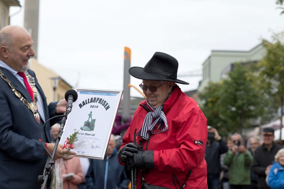 Evelyn Olsen Lid (85) var totalt uvitende om at hun skulle bli årets æresrallar, prisutdelingen har hun fulgt i alle år. Hun var rørt og svært glad for at det var henne som fikk motta prisen denne gangen
 Foto: Silje L Kvammen