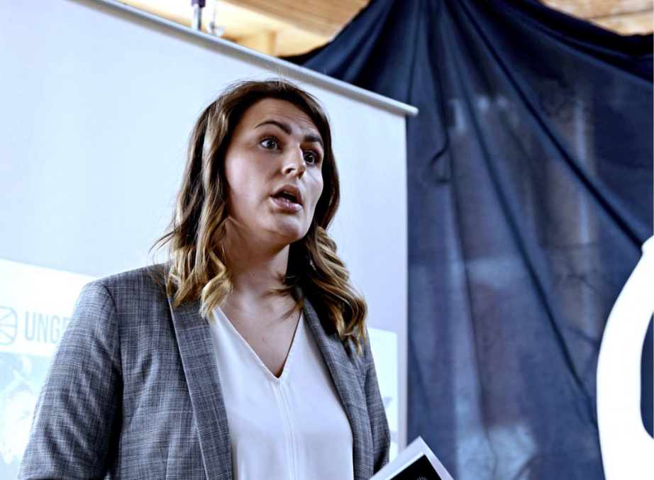 Støtter samisk språk og samiske talenter:  Clara Malm-Nicolaisen fra Sparebank 1 sin tilskuddsordning Samfunnsløftet forteller om tilskudd til Riddu Ri&#273;&#273;u.
 Foto: Steinar Solaas