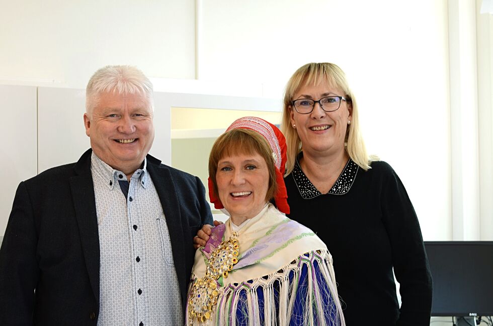 Fylkestingsrepresentant Klemet Klemetsen, klinikksjef Ann-Kristine Bongo og tannhelsesjef Torill H. Lauritsen, kunne koste på seg et stort smil på åpningsdagen.
 Foto: Maria Borch Mietinen, Finnmark fylkeskommune