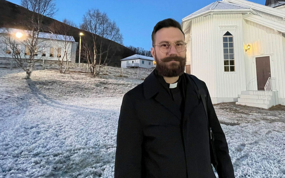 Sognepresten inviterer for tiende året til «Jul for alle» på menighetshuset i Kvalsund. Til tross for hektisk julaften for han selv, det er blitt en tradisjon. Til venstre bak på bildet ser vi menighetshuset, som ligger bare et steinkast unna kirka og presteboligen i Kvalsund.
 Foto: Cecilie Ditløvsen