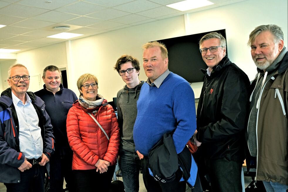 Troms og Finnmark APs fylkesrådslederkandidat har avlagt Vardø et besøk. Her fra Vardø videregående skole. Fra venstre rektor Geir Remme, faglærer ITK Runar Kofoed, varaordfører Catrine R. Aronsen, VG II-elev Sten Roald Stavseth, fylkesrådslederkandidat Bjørn Inge Mo, ordfører Robert Jensen og APs organisasjonssjef John Erik Pedersen.
 Foto: Bjørn Hildonen