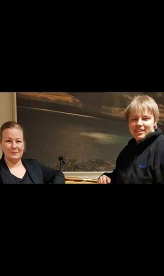 Anja K. Pedersen Noste og Simen Marjavara stiller som Samefolkets parti sine øverste kandidater foran høstens kommunevalg i Nesseby.
 Foto: Privat