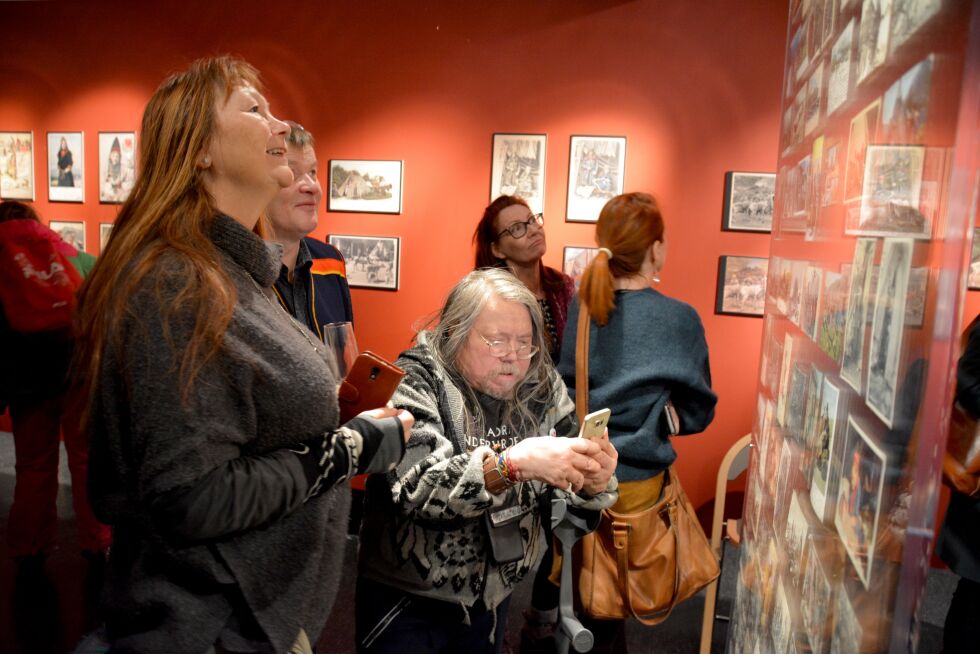 Det kom mange på utstillingsåpningen av postkortsamlingen på Perspektivet Museum, som het Áiccai Sámi, som ble oversatt til med blikk for det samiske, men som også betyr oppdaget Sápmi.
 Foto: Elin Margrethe Wersland