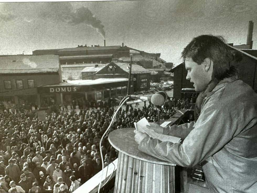 Nordens Klippes daværende og dyktige leder, Stein Larsen, holder her en flammende tale under streiken i 1985 foran et fullsatt torg.
 Foto: Finnmarken