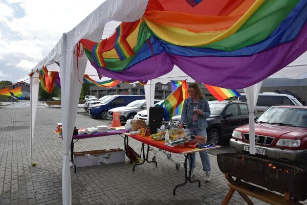 Pride-markering på torget i Lakselv
