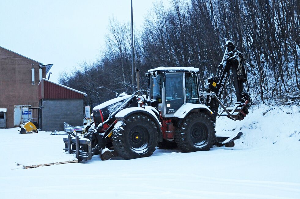 Sydvaranger har hatt god nytte av denne traktoren i arbeidet med klargjøring av jernbanesporet mellom Kirkenes og Bjørnevatn.
 Foto: Hallgeir Henriksen