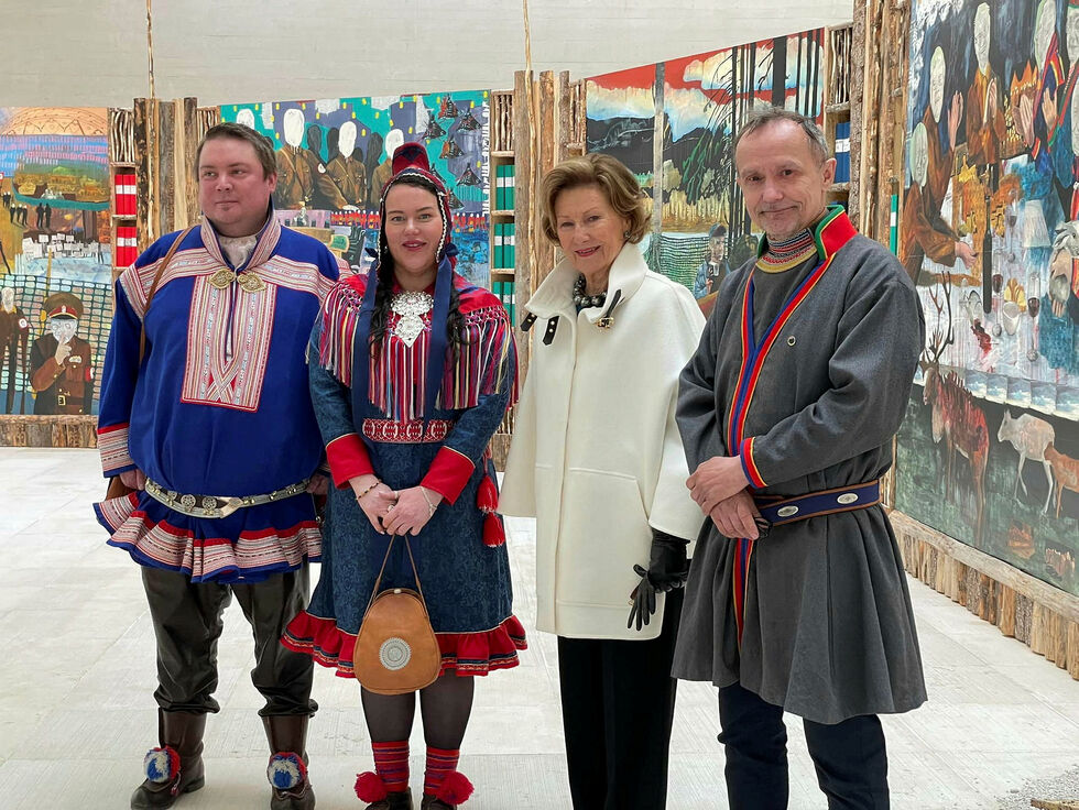 De tre sametingspresidentene sammen med dronning Sonja. Tuomas Aslak Juuso fra finsk side av Sápmi, Silje Karine Muotka fra norsk side, dronning Sonja fra Norge og Håkan Jonsson fra svensk side.
 Foto: Sametinget