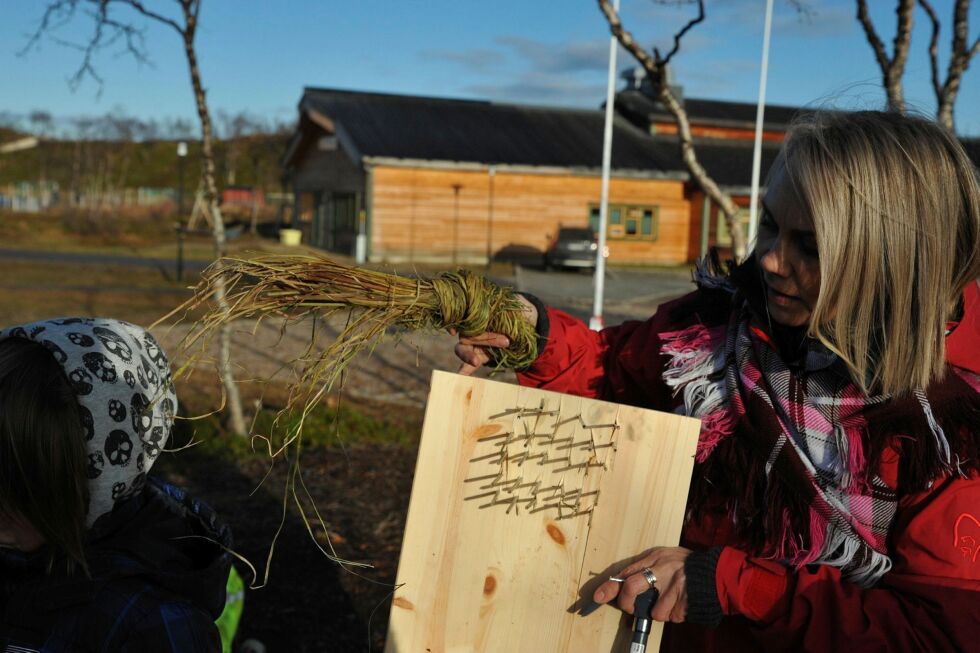 Tilskuddet skal være med på å gi elevene mulighet til å lære samisk gjennom aktiviteter. Bildet er fra et tidligere prosjekt der Anette Smuk viste elever ved Deanu sámeskuvla hvordan bearbeide sennegress.
 Foto: Birgitte Wisur Olsen