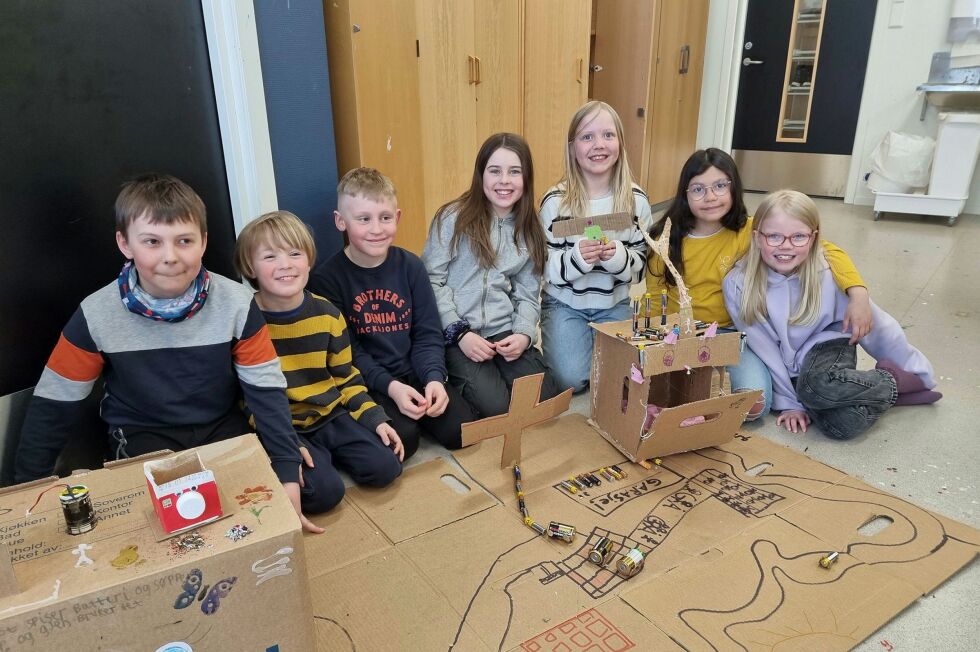 I tillegg til å samle inn batterier, laget elevene også modeller der batterier ble brukt. Fra venstre Mathias, Jakob Olai, Sigurd, Camilla, Ida, Viktoria Maria og Aurora. Også Lukas og Dennis var med på batterijakten.
 Foto: Torbjørn Ittelin