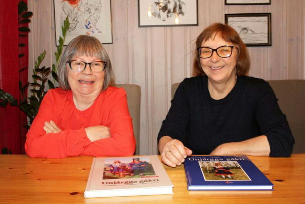 To av forfatterne av Isak Saba senterets nye koftebok Magnhild Mathisen (til venstre) og Jane Juuso. De to andre er Marie Birgitte Utse og Liv Nilsen.
 Foto: Randi Irene Losoa