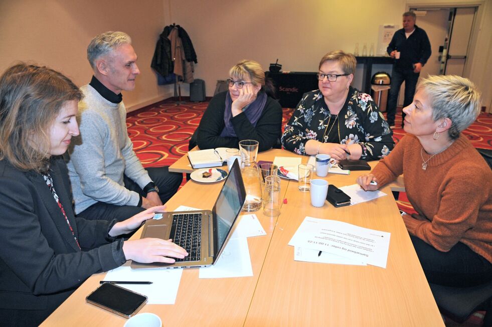 Prosessleder Knut Arne Iversen fra Kreativ Industri, leder Finnmark fylkes prosess med reiselivsstrategi, her sammen med aktører fra reiselivet i Finnmark, Magda Filonowicz fra Nordkapp kommune, Henriette Bismo Eilertsen, Mona Jacobsen Saab, Sølvi Monsen og Stig Anton Eliassen bak. Iversen forteller at prognosen fra verdens reiselivsorganisasjon er at reiselivet vil doble seg på verdensbasis innen 2030, mens aktørene i reiselivet forlanger bærekraftig balanse og at Finnmark fylke dermed kommer på banen i større grad.
 Foto: Rita Heitmann