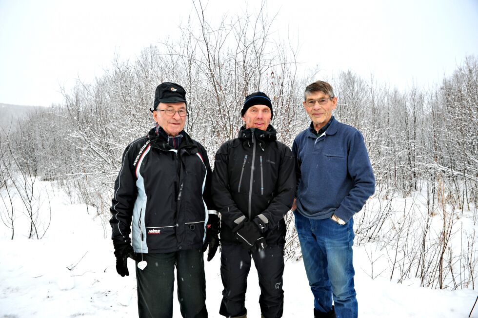 Per Holm-Varsi (fra høyre), Tor Asle Varsi og Nils Ole Holm mener kommunens utmarkspolitikk gjør at fiskevann forringes som følge av manglende kultivering.
 Foto: Erik Brenli