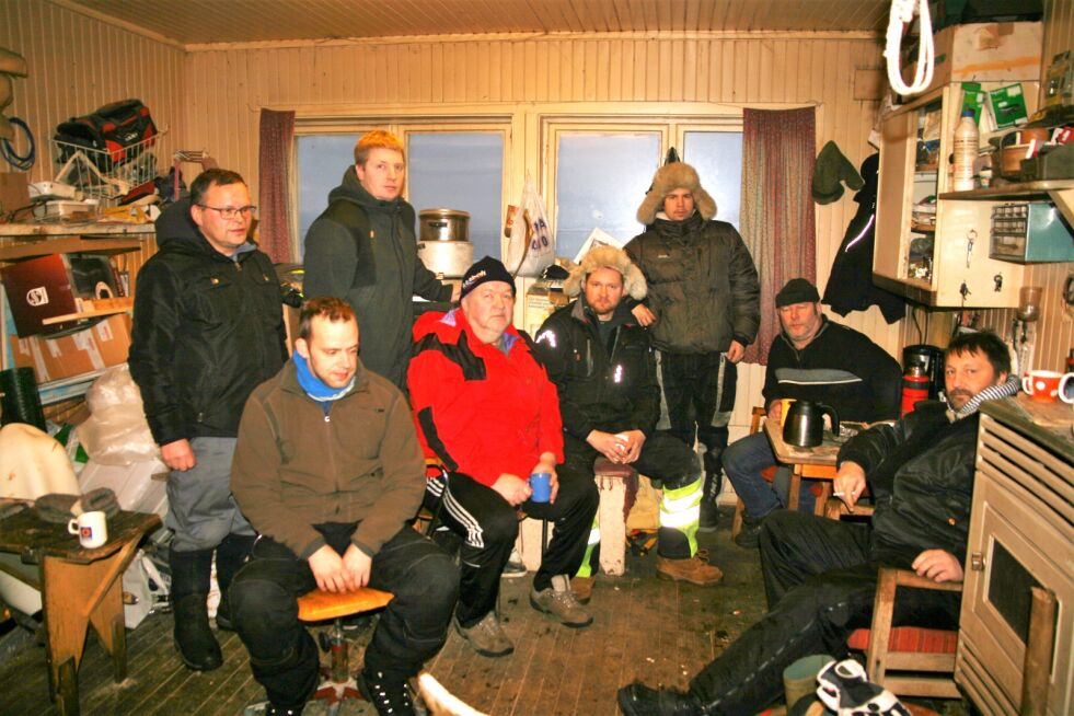 Vadsø-fiskere er kritisk til å endre forvaltningen av kongekrabbe. Bak fra venstre Tom Kandola, Stein Rushfeldt og Joakim Berg. Sittende fra venstre: Kjetil Sivertsen, Olav Mietinen, Lasse Reisænen Johnsen, Oskar Kjartan Bietilæ og Frank Inge Johnsen.
 Foto: Bjørn Hildonen