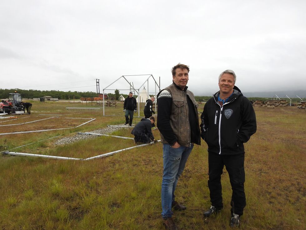 Leder Jarl Inge Falch og ansvarlig for infrastruktur Jann Aksel Olsen har nok å gjøre om dagen, men tok seg tid til å vise Ságat rundt på området.
 Foto: Lea Nilsen Marakat