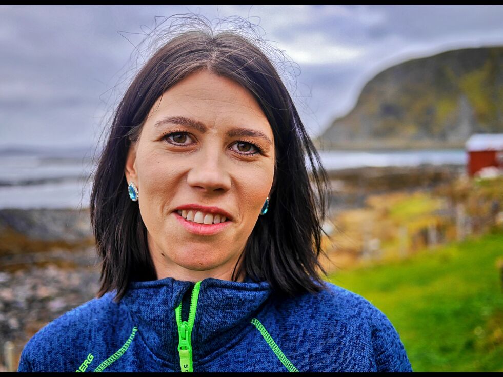 Ann-Kristin Samuelsen betrakter seg som sjøsame, og hun vokste opp på Repvåg; i et område hvor mange nå protesterer sterkt imot oppdrettsaktivitet i Vedbotn. Likefullt valgte hun å ta utdanning innen, og arbeide med, lakseoppdrett.
 Foto: Geir Johansen