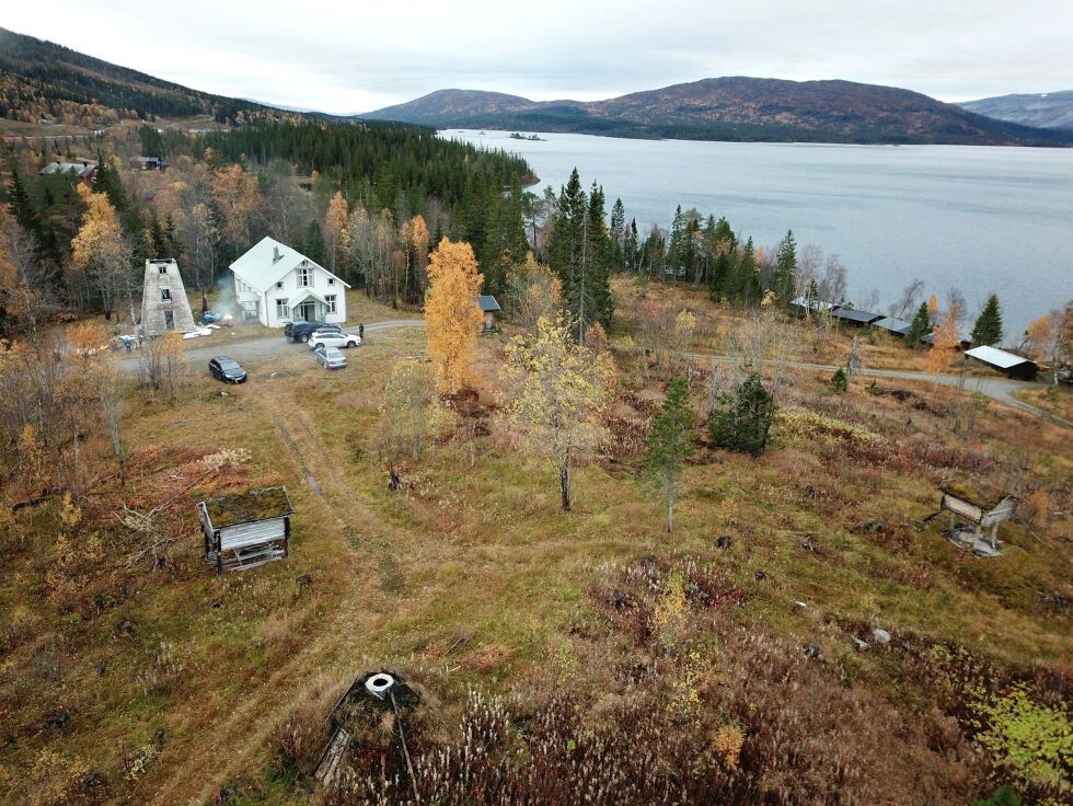 Idyllisk ved Majavatnet ligger Sjeltie. I forkant ser vi samiske kulturminner. Foto: Sjeltie
 Foto: Sjeltie - samisk kulturpark