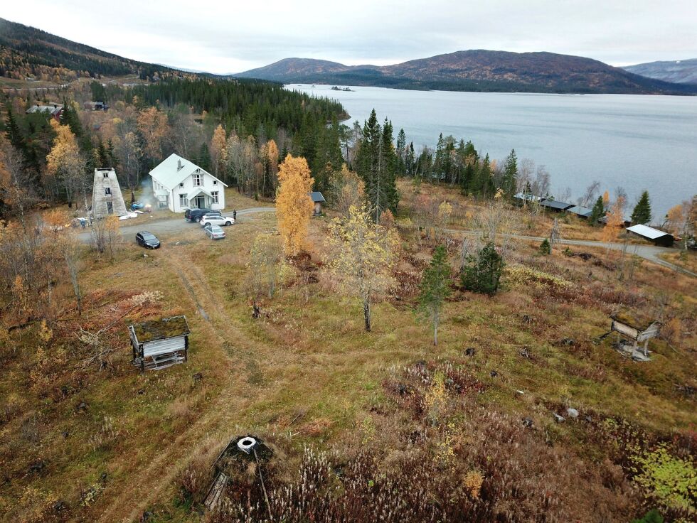 Idyllisk ved Majavatnet ligger Sjeltie. I forkant ser vi samiske kulturminner. Foto: Sjeltie
 Foto: Sjeltie - samisk kulturpark