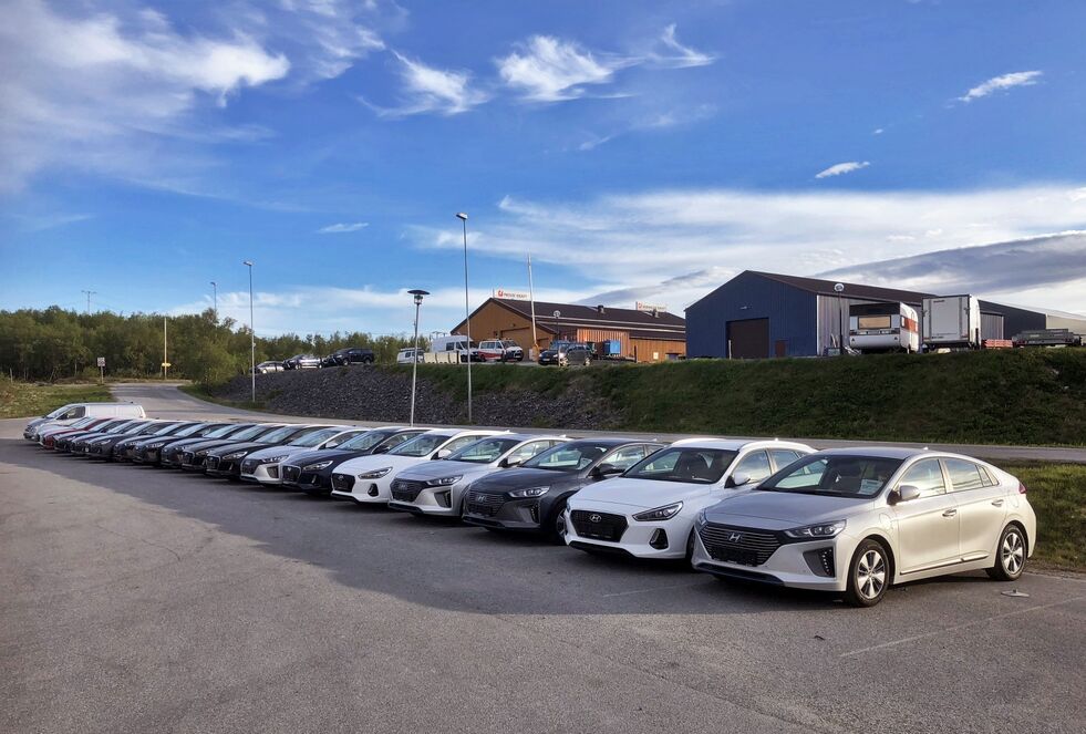 Til sykkelrittet Arctic race of Norway vil det totalt komme 360 Hyundai Ionio til Kirkenes, som skal følge rittet videre. Her er noen på plass allerede utenfor Barentshallen på Hesseng.
 Foto: Hallgeir Henriksen