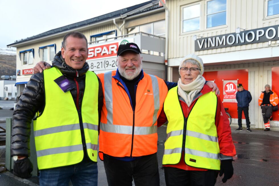 Når den nye onsdagskaféen for eldre kommer i gang om et par uker, kan de eldre som ønsker det, bli med på friluftstrimmen  som går ukentlig på samme dag og ledes av humørfylte Viktor Pedersen (i midten) - som absolutt har snakketøyet intakt. Sist onsdag fikk han selskap av blant annet Viktor Gamst  og Aina Hanssen.
 Foto: Sonja E. Andersen