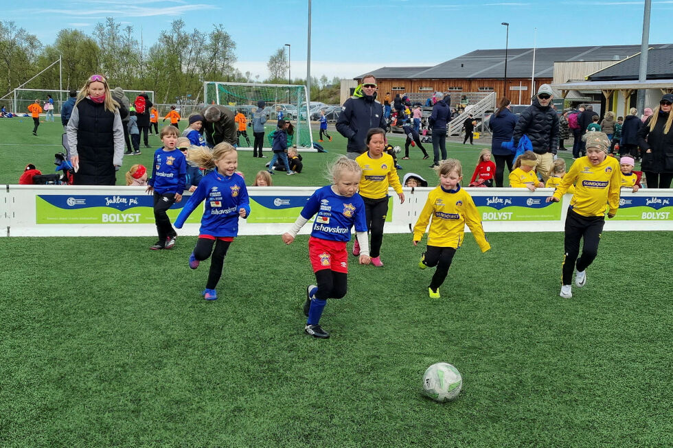 Jentene er kommet for fullt i fotballen også for de helt yngste. Her er det 7-års lagene til Nordlys og Bjørnevatn som er i ilden.
 Foto: Torbjørn Ittelin