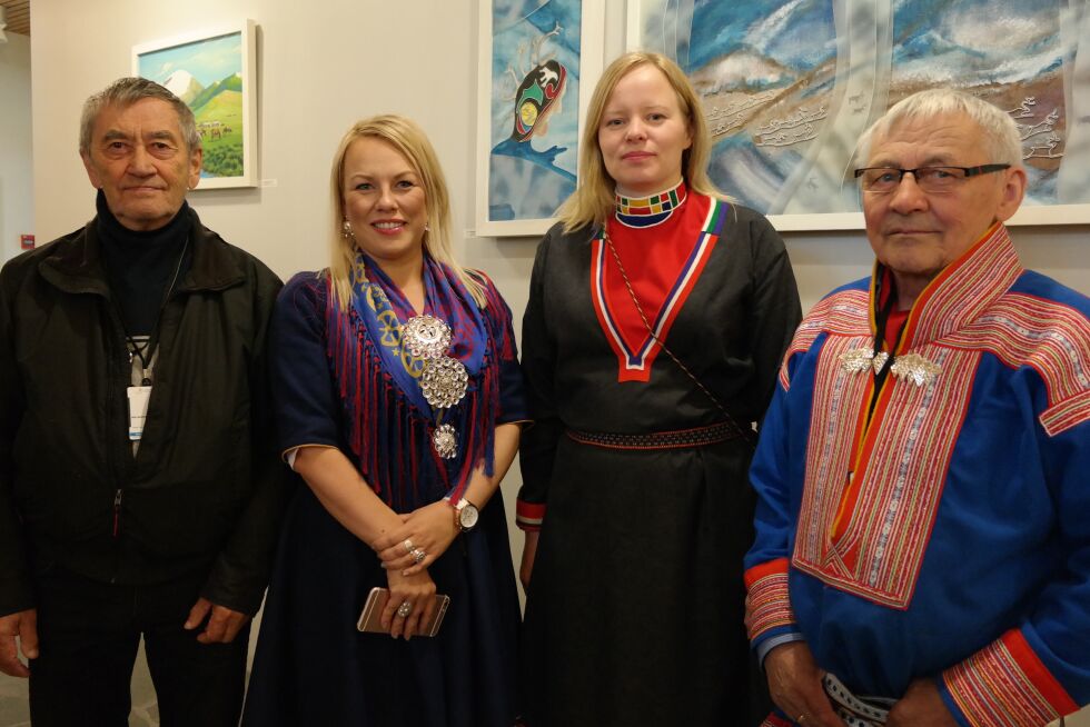 Fire partier fant sammen og vedtok mer taletid for samisk. Nils E. Rasmus (Fastboendes liste), Laila Susanne Vars (Árja), Kirsti Guvsám (NSR) og Per A. Bæhr (Flyttsamelista).
 Foto: Pressefoto