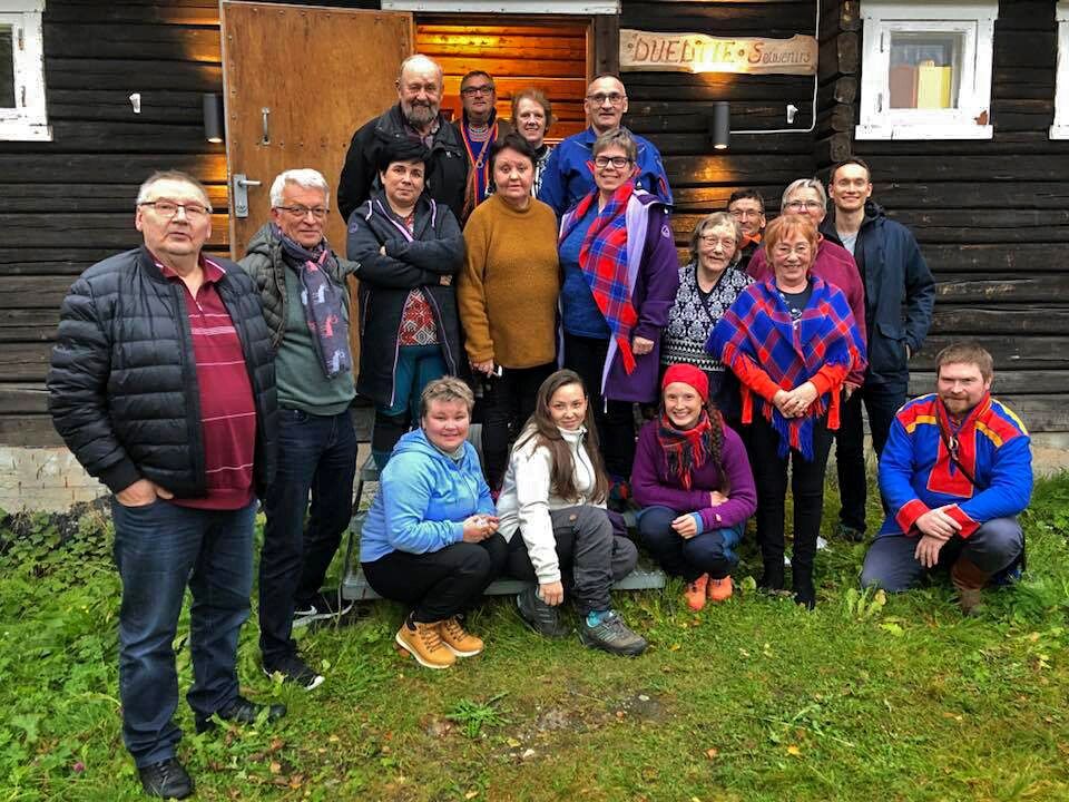 Deler av reinbeitedistriktet Voengel Njaarke sammen med representanter fra NSR på et møte om vindkraftanlegg i deres beiteområder.
 Foto: Privat